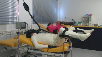 Rubber & Clinic Studio - 1ATOYS: Rubberen behandeling met gasmasker