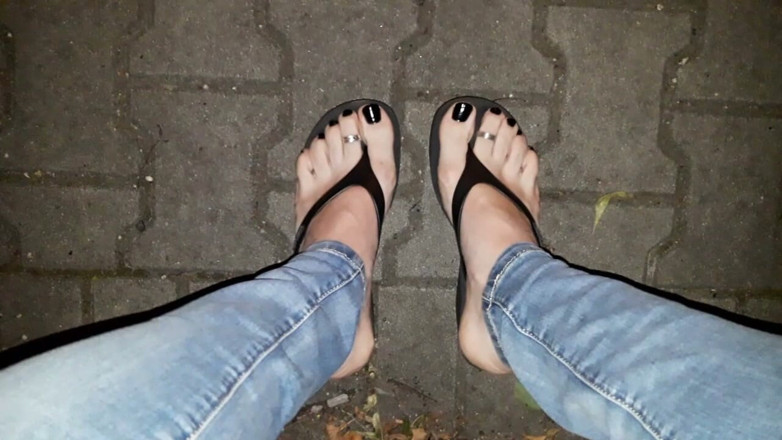 Heelex: Je montre mes pieds incroyables dans des tongs à plate-forme très...