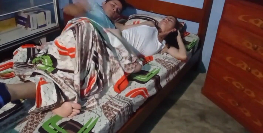 Mr_jhovin: 娼婦を目覚めさせてください、あなたは足を広げてあなたを妊娠させるために来るあなたの男性の世話をしなければなりません、彼女は横になっていました、そして私は彼を起こしました
