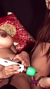 Asiática Jaden em primeiro pornô com milf Maxine X!