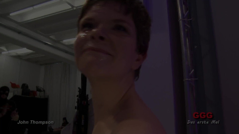 Threesome and GangBang: Cewek pemalu ini pertama kali di-bukkake dan telan sperma gangbang...