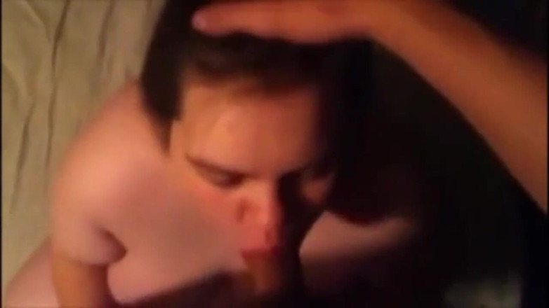 Fat House Wife: Une jolie femme prend un facial surprise au sperme énorme