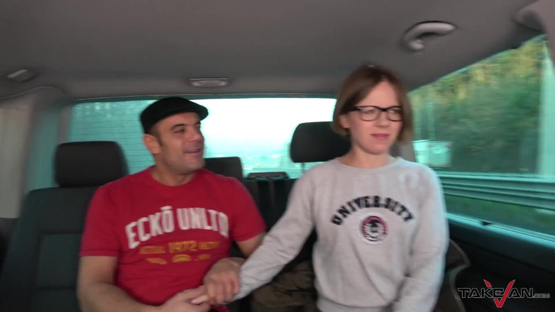 Take Van: Malá drobná holka nalezená na polích a brýle pokryté spermatem...