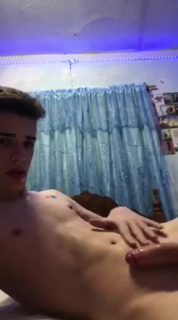 Rent A Gay Productions: Kubánská teenagerka si stříká do pusy