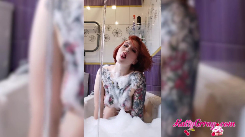 Katty Grray: Perfekte rothaarige wäscht ihren sexy körper und masturbiert muschi-vibrator