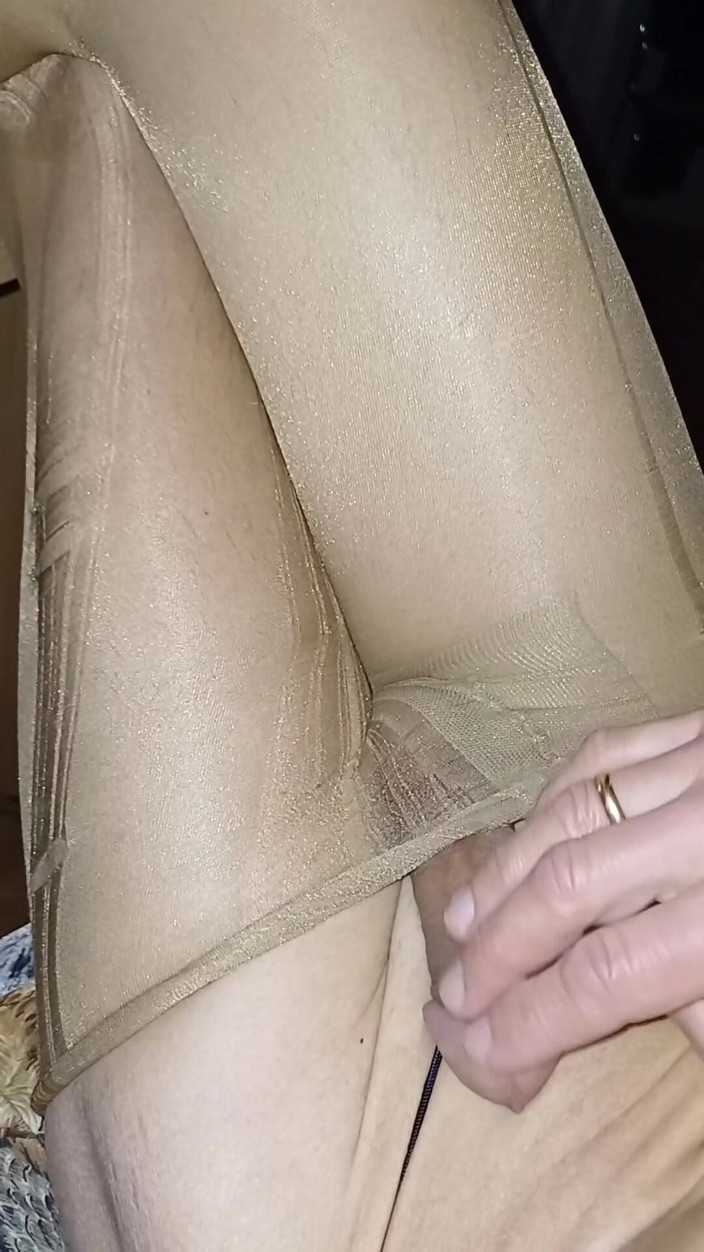 Ole63: 椅子に座ってオナニーして射精しました。
