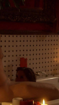 Haley paige dientot di kamar mandi untuk merayakan ulang tahun pernikahan