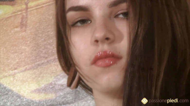 Foot Fetish HD: Emily si gadis remaja manis lagi asik mainin kakinya