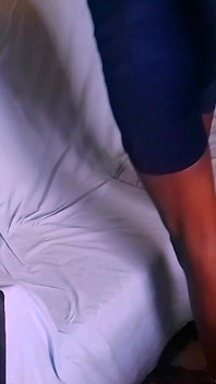 O femeie sexy cu o rochie nouă are parte de lovituri multiple