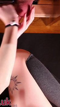 Tengere getatoeëerde meiden worden geneukt