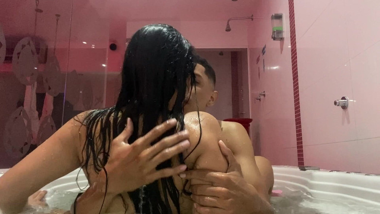 Yohamedi: Mengongkek adik tiri saya di jakuzi