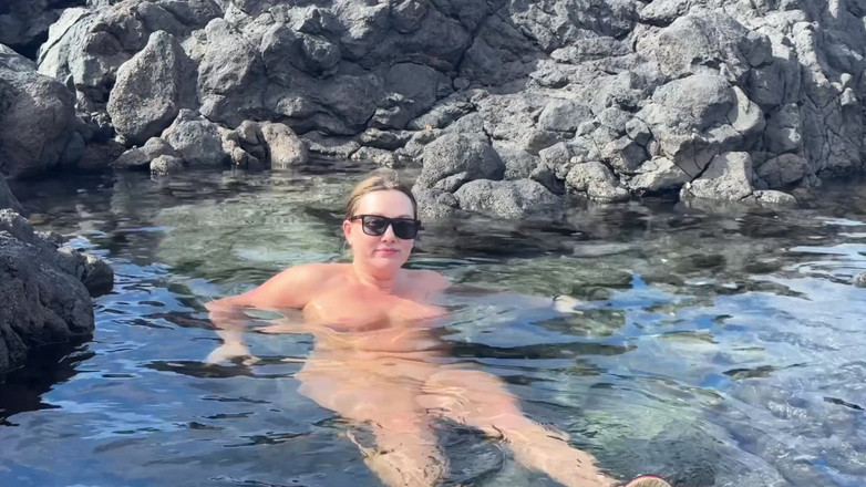 Emma Voyeur: Nudystka Dziewczyna Pływa Nago W Naturalnym Basenie Na Świeżym Powietrzu