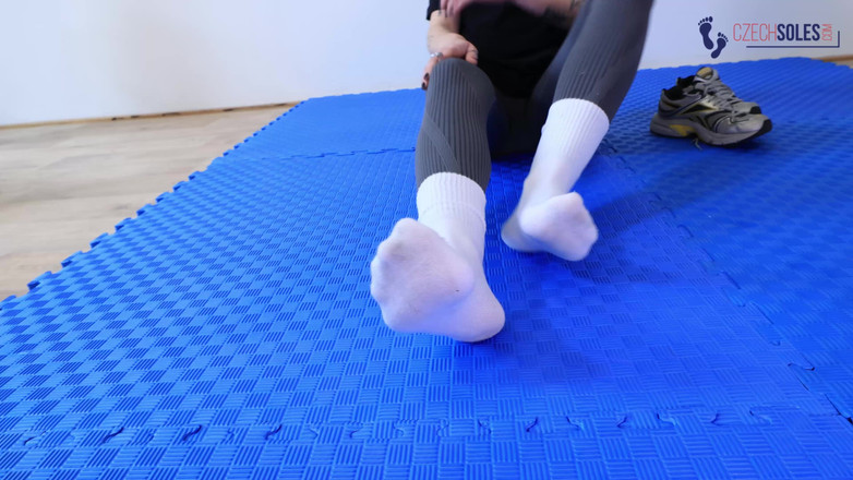 Czech Soles - foot fetish content: 체육관에서 흰색 양말 여신