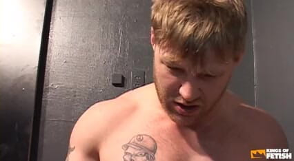 Gay Diaries: Il tipo tatuato con i piercing ai capezzoli sbatte un...