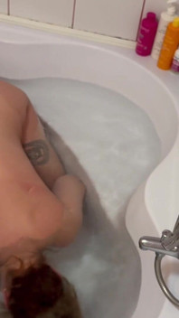 El entrenador de natación vino para aliento privado sosteniendo lecciones de agua