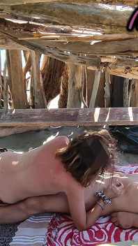 Francesa MILF Hace Paja Amateur En La Playa Nudista En Público En Grecia a Extraño Con Corrida - Misscreamy