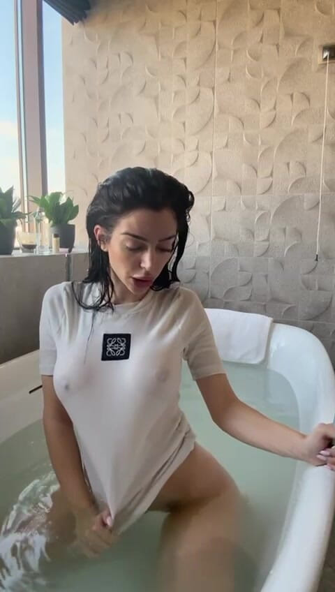silicone_brunette: Miss Wet T-shirt menggodamu di bathub