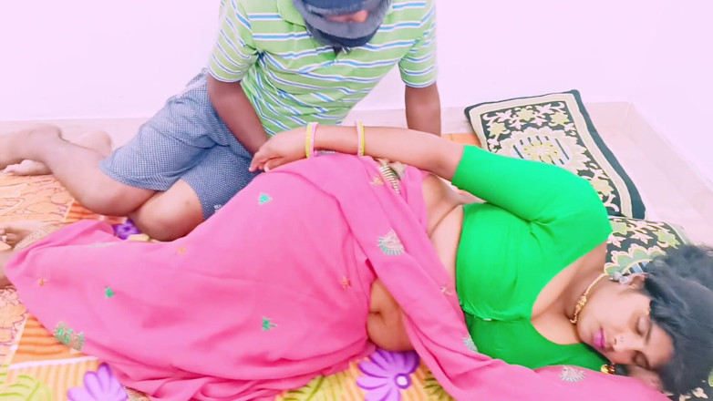 Telugu honey lips: Une belle-mère desi en sari se tape malheureusement son beau-fils à...