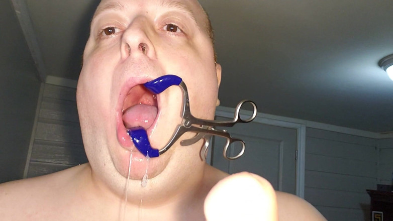 Charlieboy69: Écarteur de bouche, gorge profonde 3 énormes godes de roi bite
