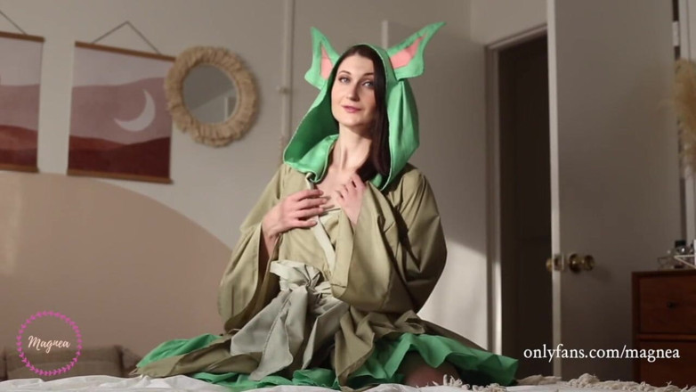 Magnea: La bella baby Yoda fa uno spogliarello sexy