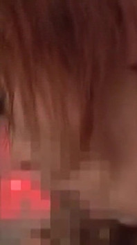 Une MILF rousse pulpeuse se tape le visage