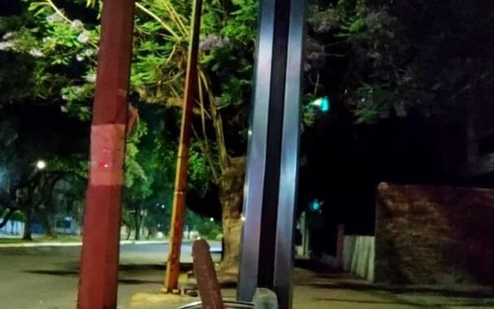 Traviezisha: Maricas cadela sentada em um enorme vibrador na estação de ônibus à...