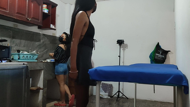 NEGRITA SEXY: Шаловливая соседка флиртует с новым другом, который встретила в чужом доме