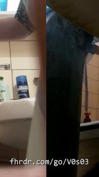 # 114 Služebná myje zdravotně postiženého muže