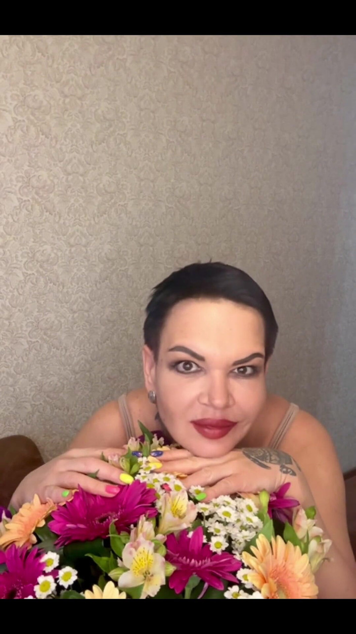 KarmenMilf: Fleurs et seins