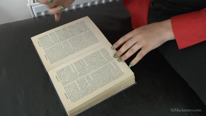 St Mackenzie's Archive: Slečna Dogan si nechává svá vymklatá zápěstí