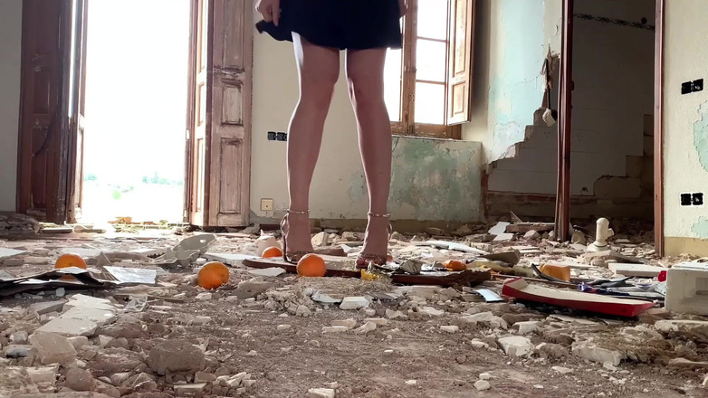 DINA LIGHT: Écrasée sous des talons