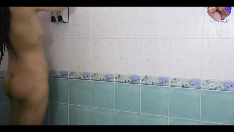 New241New: New241new đi tắm, tẩy tế bào chết cơ thể, rửa âm đạo của...