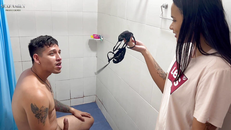 mia_and_cris_fuck: Moje nevlastní sestra mě přistihla při masturbaci ve spodním prádle...