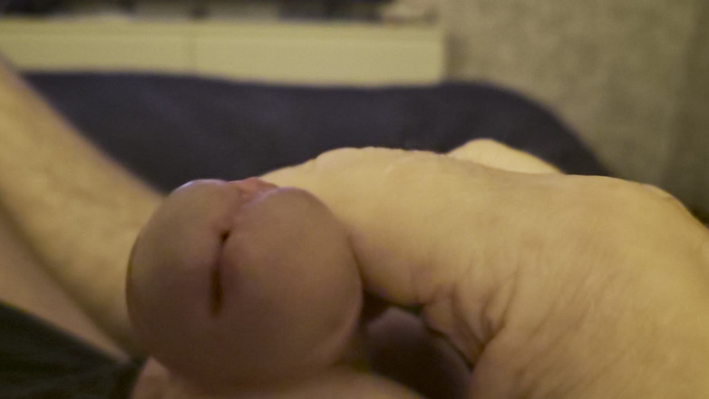 Pellefnatt: 友人はベッドに横たわり、私の濡れた穴を待ちながら大きなチンポで遊んでいました