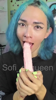 POV váš ladyboy saje tvého velkého ptáka
