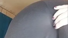 Oğlu annesini eğilirken yakaladı. Fışkırtma bitene kadar sikişmeyi bırak