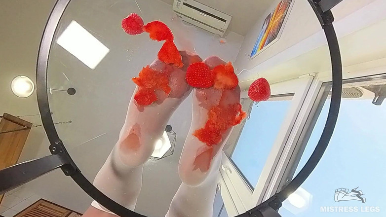 Mistress Legs: Mes pieds en nylon serrent du jus de fraise sur...