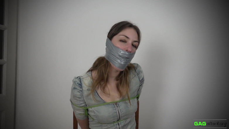 Gag Attack: Pearl - PVC-tape mond gesnoerd
