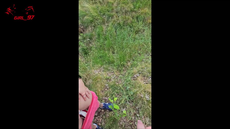 Bikergirl_97: Napalona na zewnątrz jebanie w polu z ogromną twarzą