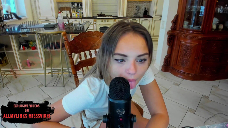 misss_vikki: Asmr college-mädchen leckt mikrophon