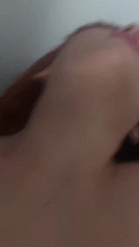Děvka služka dostane anál s velkým černým pérem