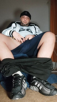 De Dregsau Dj-bro plast in zijn broek.
