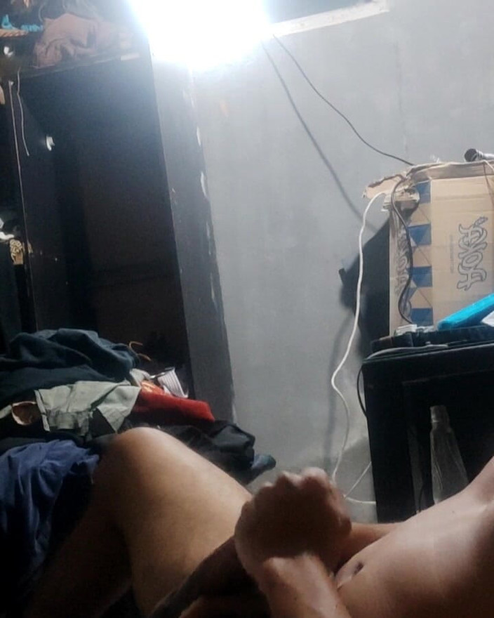 KontolVandem: Vrátil jsem se k hraní s mým ptákem a stříkání...