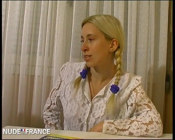 La France a Poil: Tato studentka blondýna by se ráda dostala do porna a...