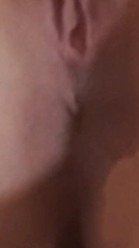Meine eier haben den arsch des zimmermädchens sehr hart getroffen und sie spuckt sperma auf meinen schwanz, um sie mehr zu ficken
