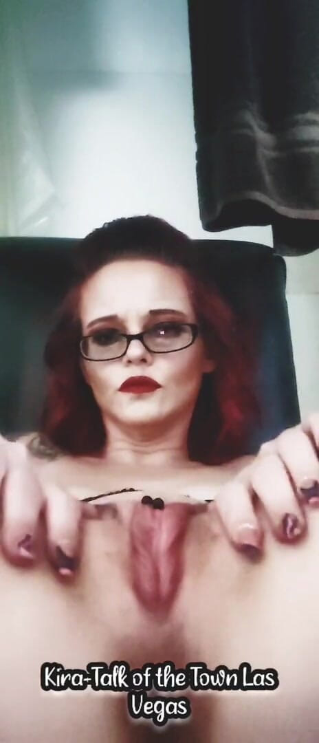 X_Asphxyia_X: Playing with My Pretty Pussy at Work