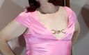 Sissy in satin: Sexig crossdresser i underbar rosa satinbollklänning