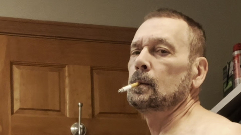 Tyler8: L'amico fa un pompino mentre il patrigno fuma