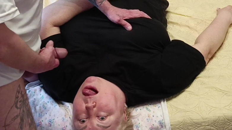 Zona901: 隣人に射精するためにチンコを手で動かす