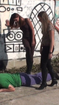 Melady e Cindy dominam e humilham escravo Joschi